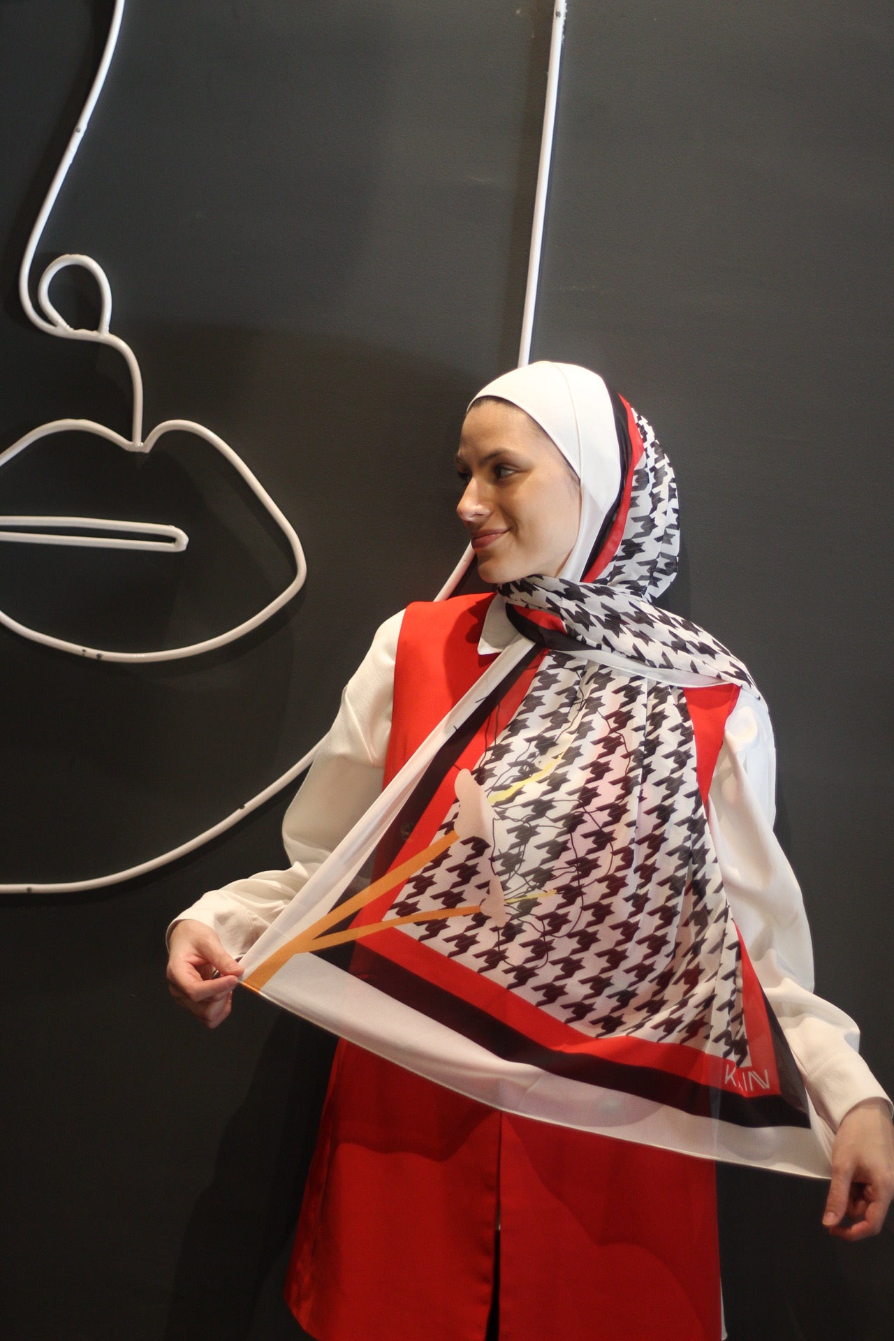 Houndstooth – Elegant, Soft, Comfortable, and Easy-to-Wear Daily Scarf Hijab-  حجاب شال أنيق ناعم مريح سهل لبسه يومياً
