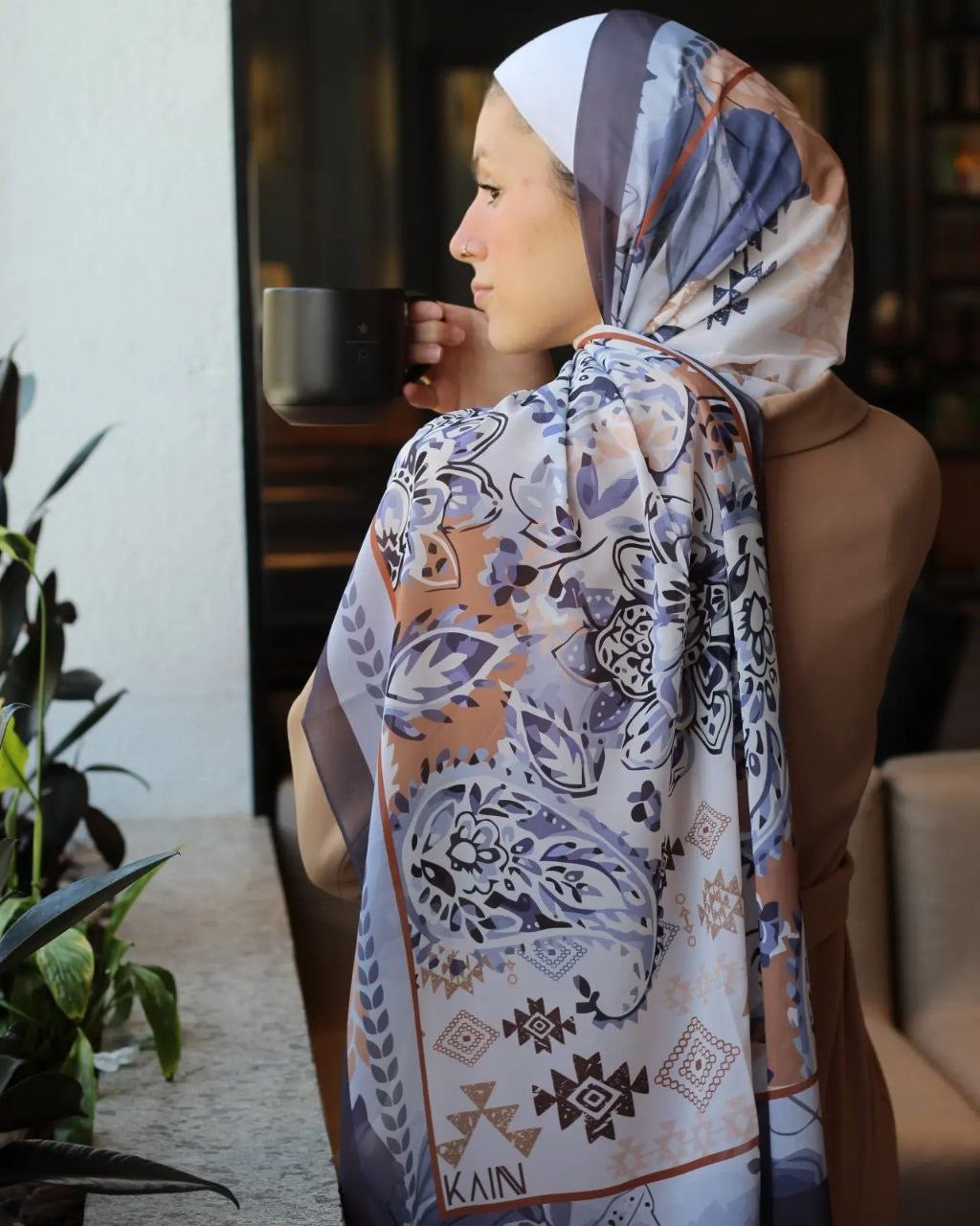 Paisly – Elegant and Flowing Scarf Hijab with Classic Patterns for Everyday Wear | حجاب شال أنيق ومتدفق بنقوش كلاسيكية للبس اليومي  هالنسخة تركز على: