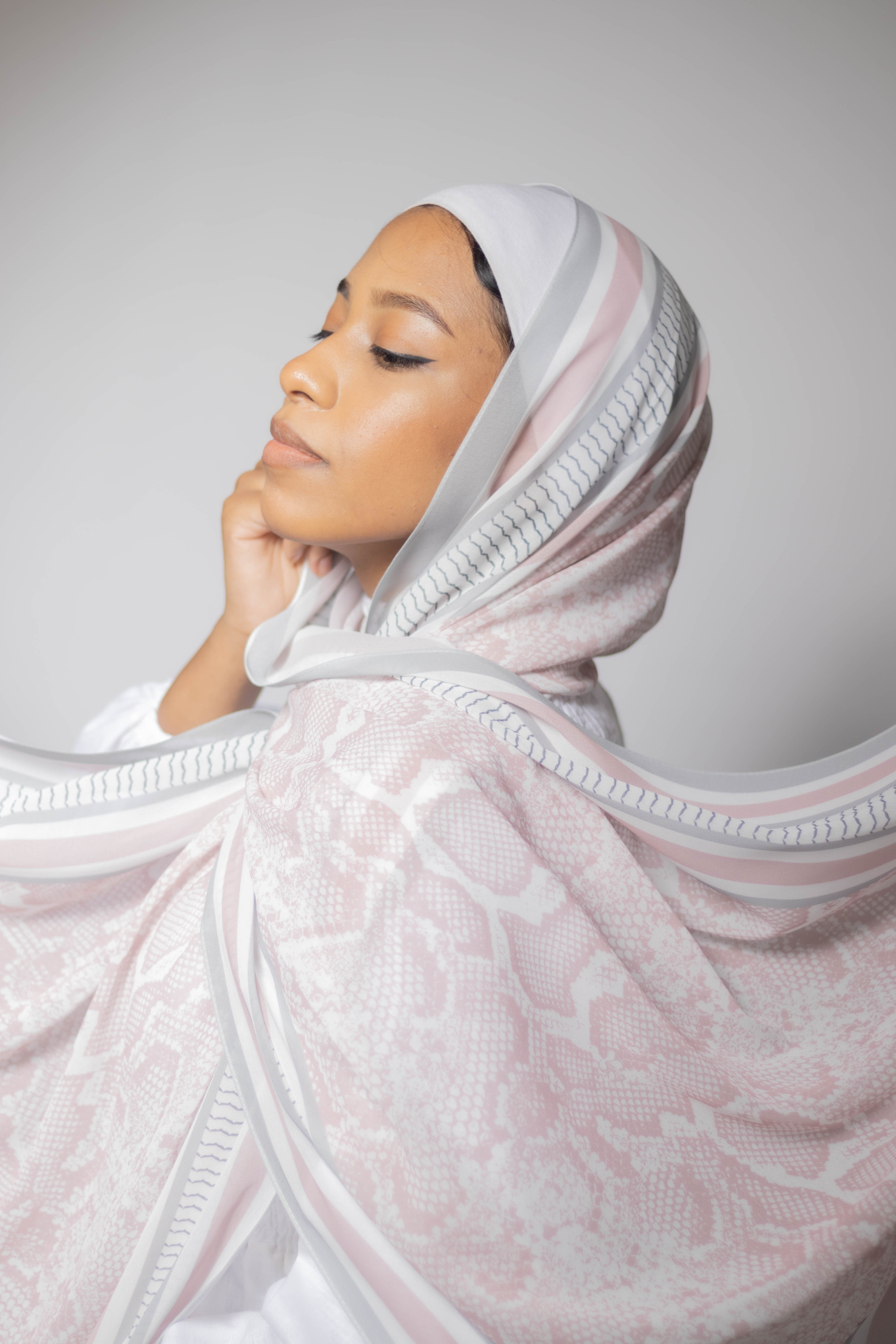 Medusa – Distinctive and Flowing Scarf Hijab for a Confident Everyday Look-حجاب شال مميز وانسيابي لإطلالة يومية واثقة